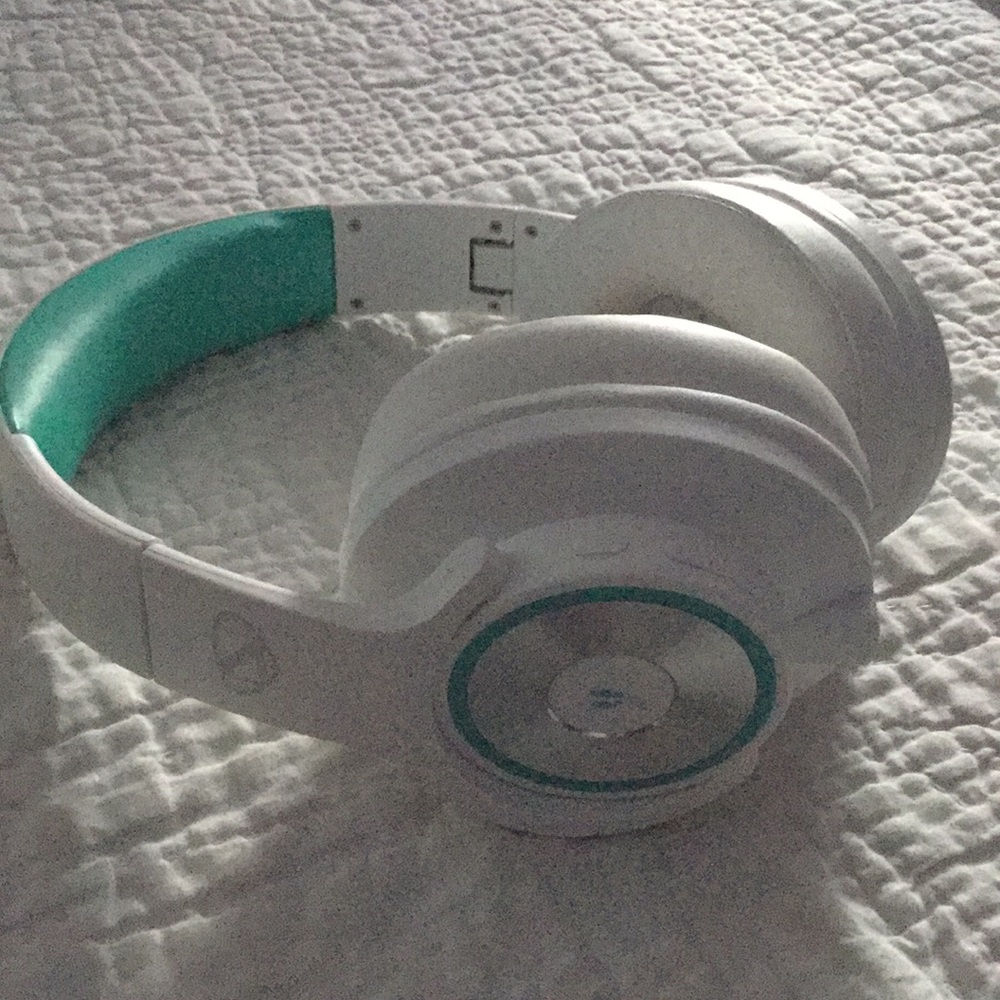 Bluetooth wireless flips beats